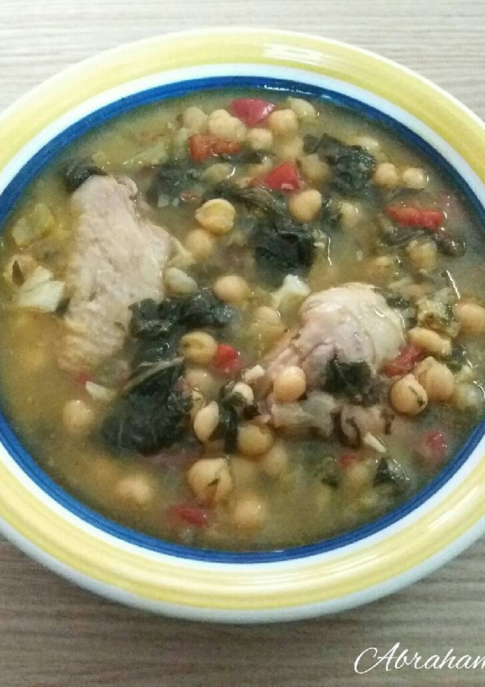Una foto de Potaje con pollo y espinacas
