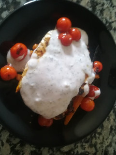 Una foto de Pollo con tomatitos al yogurt