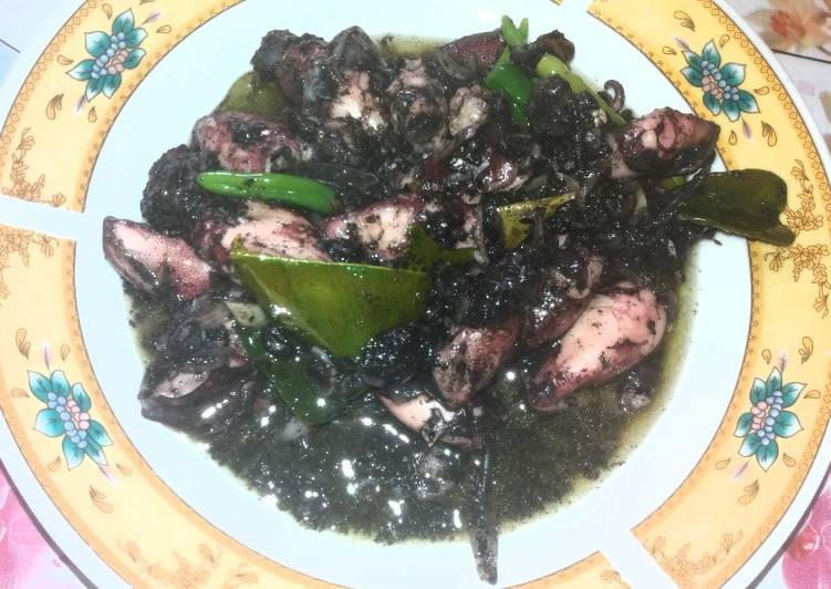 Resep Cumi masak hitam/masak balakutak oleh Zaenab Subandi 