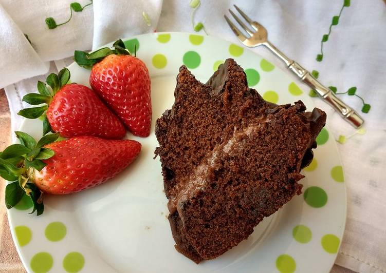 Recetta di Veloce Vortice goloso, torta al cioccolato con glassa