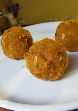 A picture of Besan Atta ladoo.