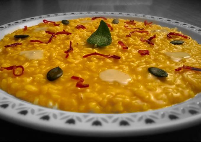 Risotto alla zucca, semi di zucca, fonduta di gorgonzola, speck e salvia croccante 🎃 🧀🥓🌿