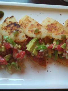 Una foto de Arepas de queso con guacamole