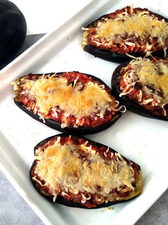 Una foto de Berenjenas rellenas con soja texturizada {receta vegana}