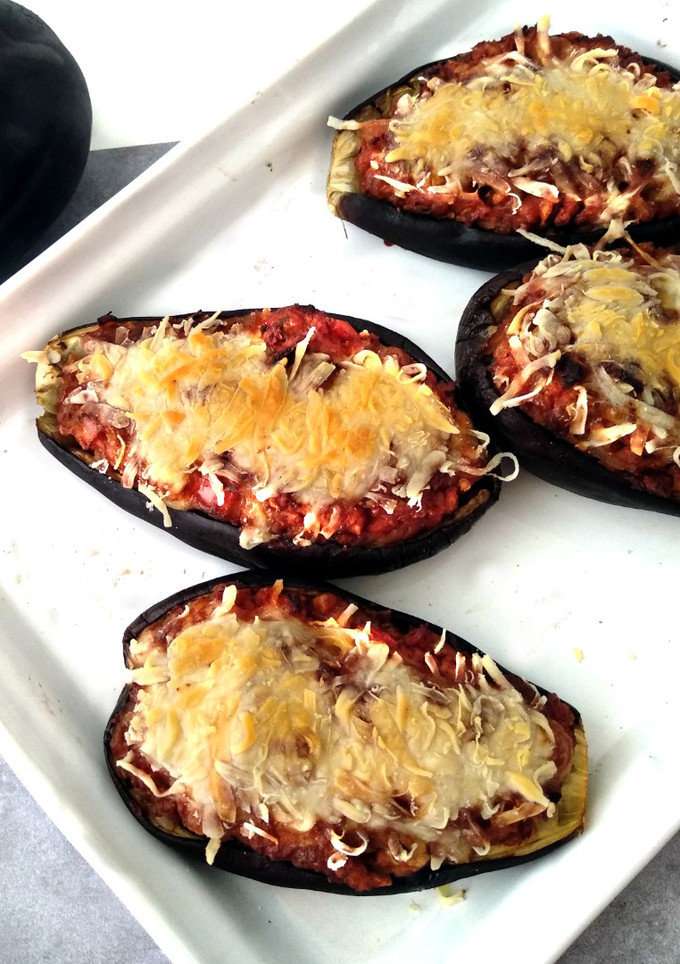 Una foto de Berenjenas rellenas con soja texturizada {receta vegana}