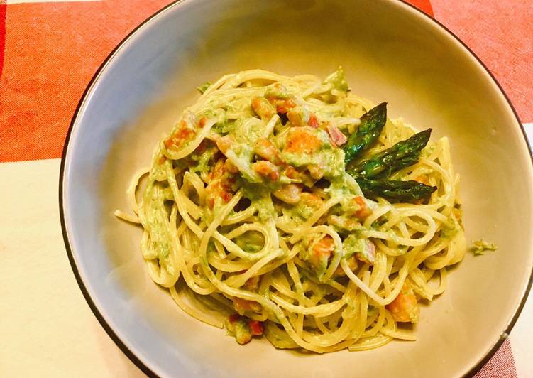 Spaghetti con crema di asparagi e pancetta affumicata