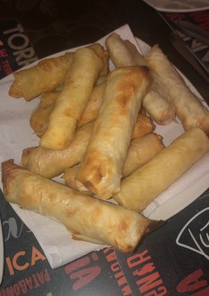 Una foto de Arrollados primavera y de jamón queso fácil 😋
