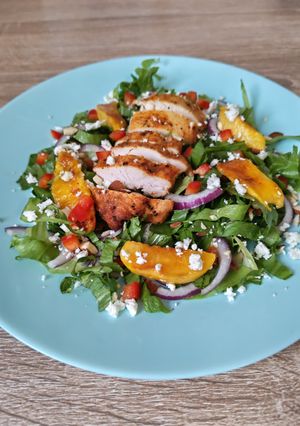 Fűszeres csirkemell őszibarackos salátával recept fotója
