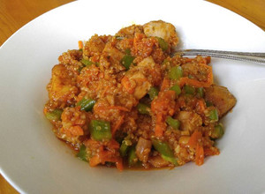 Una foto de Pollo guisado con Quinoa y vegetales