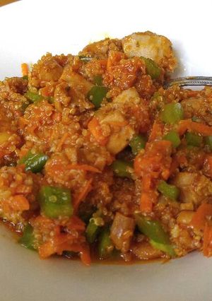 Una foto de Pollo guisado con Quinoa y vegetales