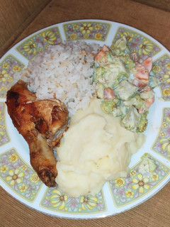 Una foto de Pollo Crujiente con Ensalada de Vegetales