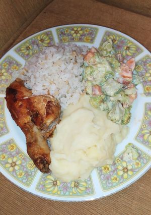 Una foto de Pollo Crujiente con Ensalada de Vegetales