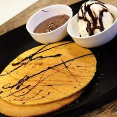 A picture of Pan cacke with chocolate soue.