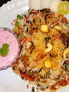 व्हेज बिर्याणी - वेजिटेबल बिर्याणी (Vegetable Biryani recipe in marathi) रेसिपी चे मुख्य फोटो