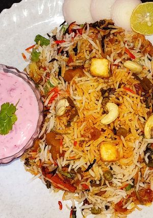 व्हेज बिर्याणी - वेजिटेबल बिर्याणी (Vegetable Biryani recipe in marathi) रेसिपी चे मुख्य फोटो 