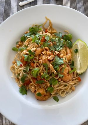 Une photo de Pad thaï crevettes coriandre