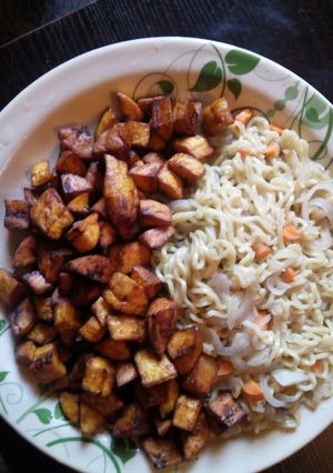 A picture of Indomie with fried plantain.