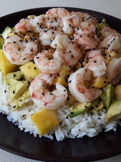 Una foto de Ensalada de arroz jazmín con gambas
