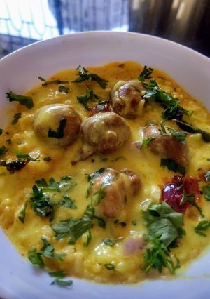 A picture of Kadhi rice.