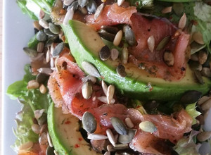 Hình của món Món Ăn Trưa Giản Dị Ngon Và Bổ Salad Cá Hồi.