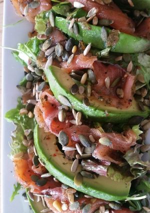 Hình của món Món Ăn Trưa Giản Dị Ngon Và Bổ Salad Cá Hồi.