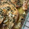 Pollo al horno con patatas y picada de ajo y perejil