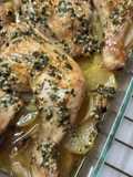 Pollo al horno con patatas y picada de ajo y perejil