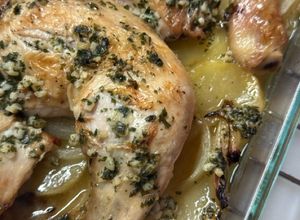 Una foto de Pollo al horno con patatas y picada de ajo y perejil