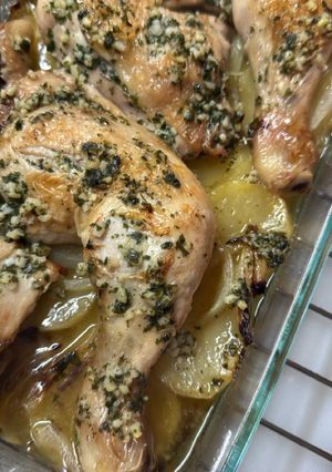 Una foto de Pollo al horno con patatas y picada de ajo y perejil