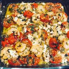 Une photo de Crevettes à l’ail, feta et tomates cerises