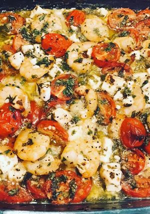Une photo de Crevettes à l’ail, feta et tomates cerises