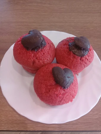 Simple Way Prepare Recipe Vanilla coloured cupcakes with a touch of heart chocolate on top that is Can Pamper Your Tongue, So Delicious}