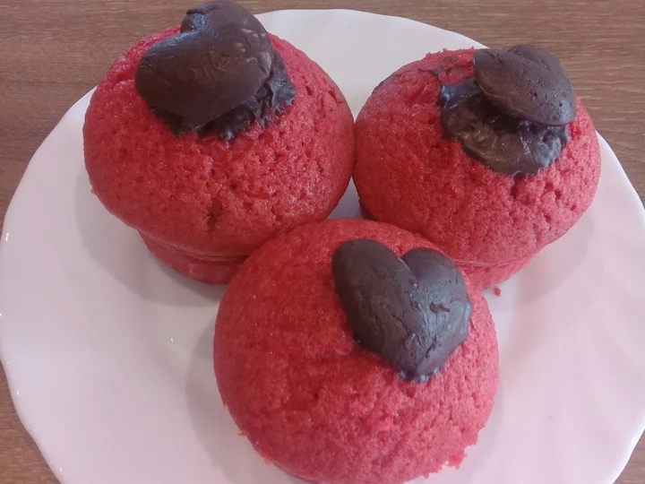 Recipe Vanilla coloured cupcakes with a touch of heart chocolate on top the So Delicious Delicious