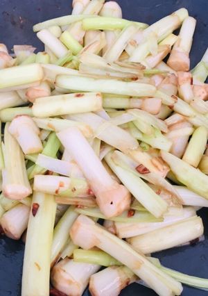Hình của món Bồn bồn xào tỏi.