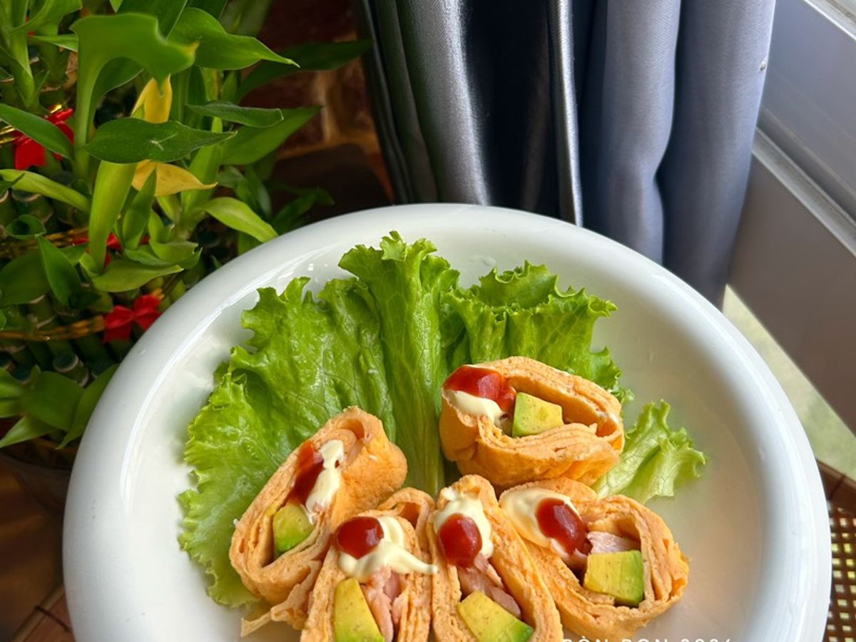 Trứng Cuộn Trái Bơ Cá Hồi