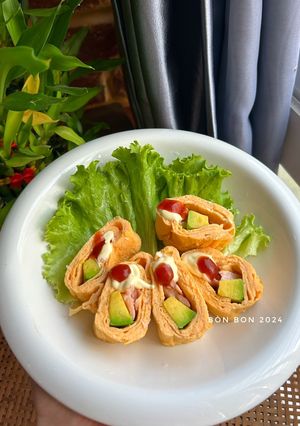 Hình của món Trứng Cuộn Trái Bơ Cá Hồi.