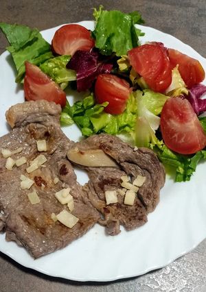 Una foto de Filete de aguja con ensalada