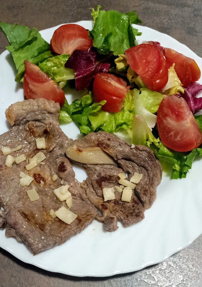 Una foto de Filete de aguja con ensalada