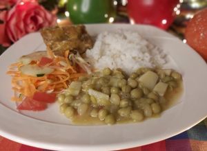 Una foto de Almuerzo casero con arveja seca y sobrebarriga