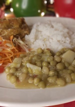 Una foto de Almuerzo casero con arveja seca y sobrebarriga