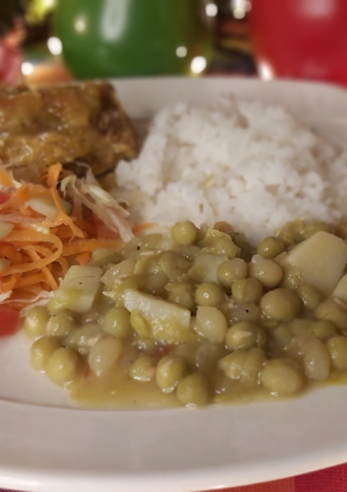 Una foto de Almuerzo casero con arveja seca y sobrebarriga