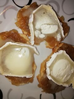 Una foto de Aperitivo - tostaditas de cebolla caramelizada y queso-