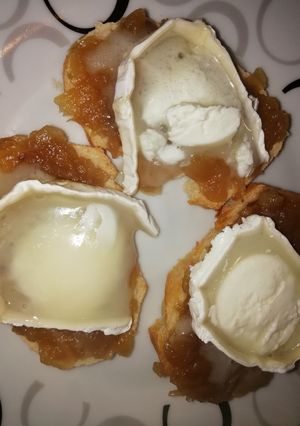 Foto principal de Aperitivo - tostaditas de cebolla caramelizada y queso-