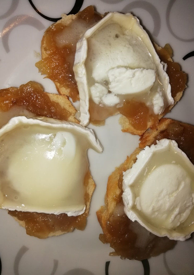 Una foto de Aperitivo - tostaditas de cebolla caramelizada y queso-