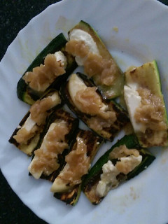 Una foto de Calabacín a la plancha con rulo de cabra y cebolla caramelizada