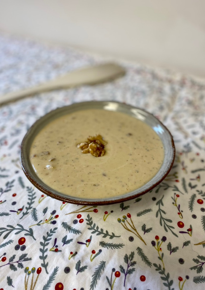 Una foto de Salsa de queso azul y nueces para carnes - especial Navidad