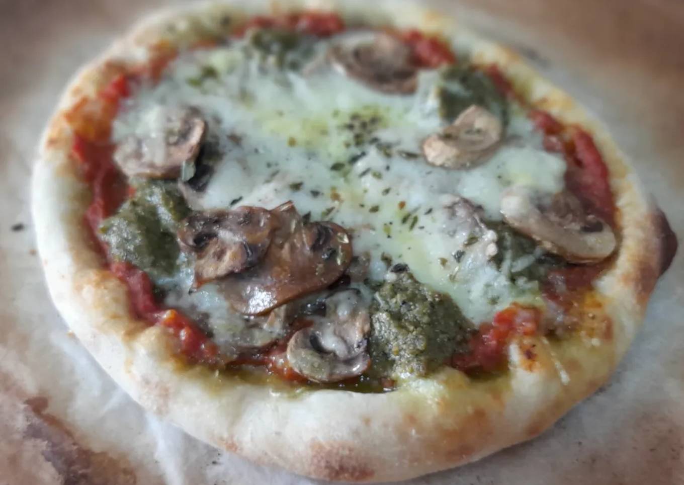 Pizza de pesto y champiñones