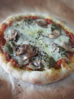 Una foto de Pizza de pesto y champiñones