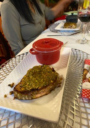 Una foto de Atún agridulce con costra de pistacho😋
