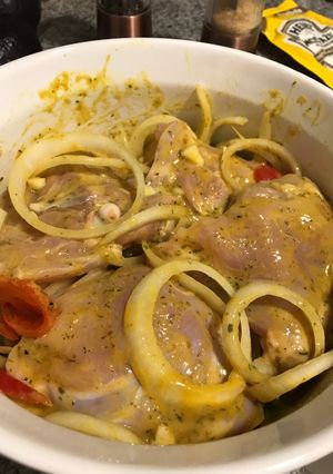 Una foto de Pollo con mostaza, miel y limón